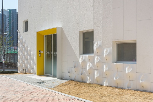 Các kiến trúc sư đã sử dụng tấm Pocket Panel quanh các mảng tường và thiết kế các hốc nhỏ để đặt cây trồng