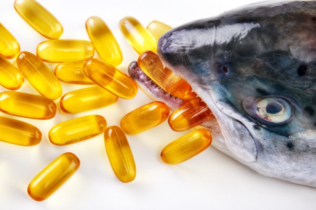 
Dầu cá: Các chất béo omega-3 được tạo ra tự nhiên trong dầu cá dưới dạng EPA và DHA rất quan trọng cho não, tim, khớp. Dầu làm từ cá hồi, thu, trích... còn làm giảm nguy cơ bệnh Alzheimer và mất trí nhớ.
