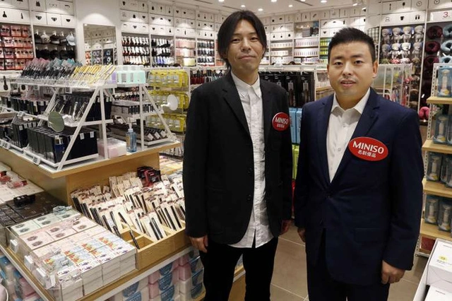 Chân dung 2 ông chủ của Miniso: Giám đốc thiết kế Miyake Jyunya (trái) và tổng giám đốc Ye Guo Fu (phải).
