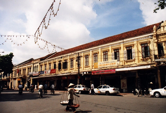 
Phố Lê Thái Tổ đầu năm 2003
