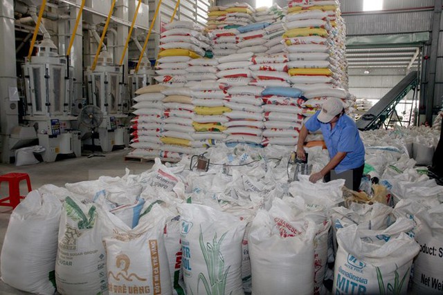 
Chế biến gạo xuất khẩu tại Xí nghiệp Chế biến lương thực cao cấp Tân Túc,huyện Bình Chánh, TP Hô Chí Minh. (Ảnh: Đình Huệ/TTXVN)
