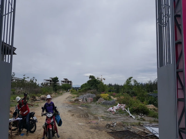 
Bên trong công trường siêu dự án nghỉ dưỡng - giải trí Cocobay Đà Nẵng. Theo quan sát, phần đất đối diện mặt tiền biển, nhiều biệt thự biệt lập đã được xây xong phần thô.

