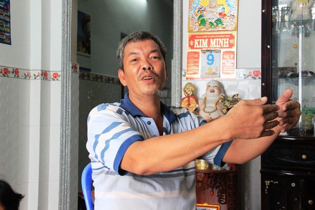 
Con trai ông Bùi nghi ngờ anh Trần Minh Thắng – nhân viên tiệm vàng tráo tờ vé số.
