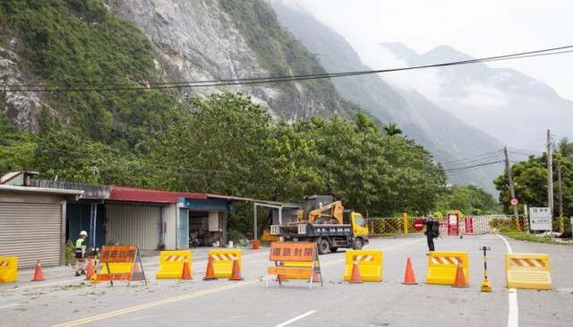 
Một đường núi bị chặn đề phòng nguy cơ sạt lở đất đá - Ảnh: mashable.com/Twitter
