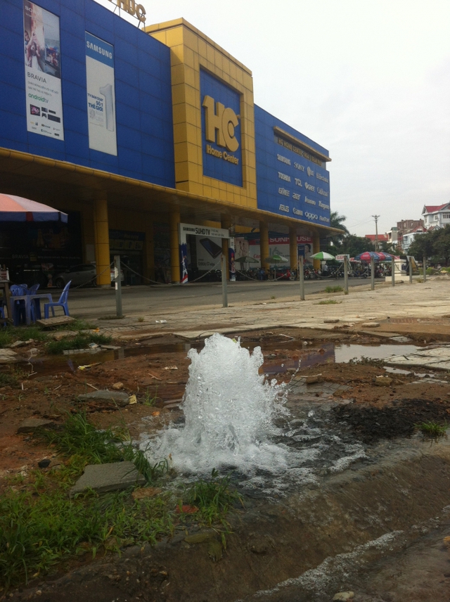 Vị trí thủng ống nước chỉ cách trụ sở UBND phường Liên Bảo, TP Vĩnh Yên khoảng 300m