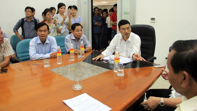Tới 18g ngày 7-7 ông Hồ Kỳ Minh, phó chủ tịch UBND TP Đà Nẵng đã có mặt tại hiện trường cùng các bên liên quan tìm hướng giải quyết vụ việc - Ảnh: TRƯỜNG TRUNG.