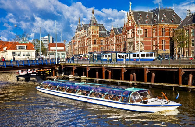 Tàu thủy là một trong những phương tiện được yêu thích tại thủ đô Amsterdam.