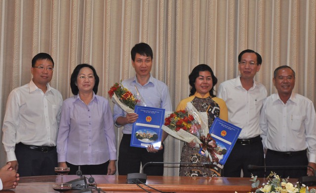 
Lãnh đạo UBND TP và HĐND TP chúc mừng ông Trương Trung Kiên và bà Trần Hải Yến nhận nhiệm vụ mới
