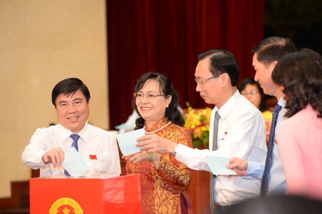 
Các đại biểu bầu các chức danh HĐND TP.HCM - Ảnh: Tự Trung
