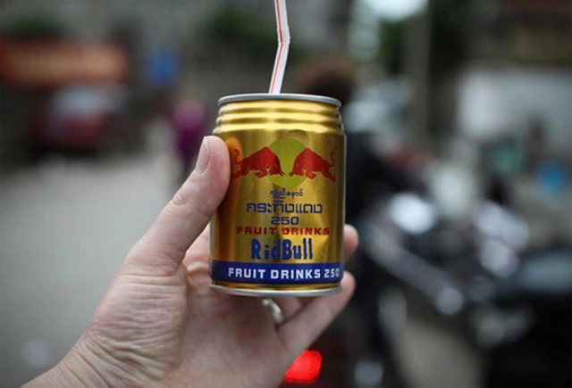 Thoạt nhìn, nhiều người nghĩ đây là một lon nước tăng lực Red Bull của Thái Lan. Nhưng thực ra, đây là “Rid Bull”, một sản phẩm nhái ở Trung Quốc.