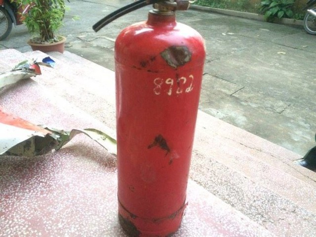 
Chiếc bình chữa cháy nghi của máy bay CASA-212 - Ảnh người dân Hoằng Trường cung cấp

