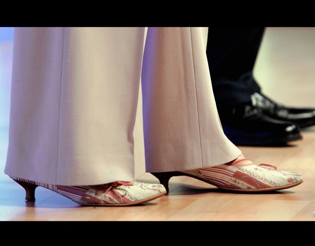 
Đôi giày đế thấp mà tân Thủ tướng Anh từng mang tại cuộc họp báo sáng 22/4/2005.
