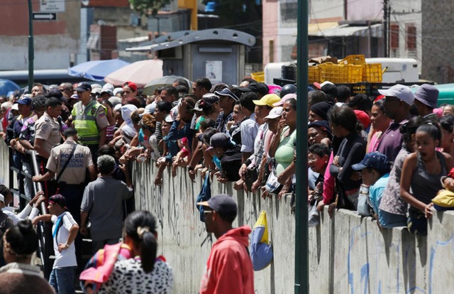 Cảnh xếp hàng chờ đến lượt vào mua bên ngoài một siêu thị ở Caracas - Ảnh: Reuters.
