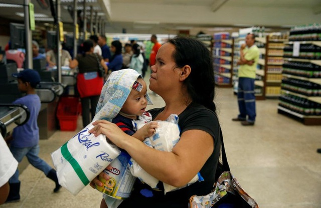 Khủng hoảng kinh tế được cho là xuất phát từ các biện pháp quản lý sai lầm đã khiến đời sống của người dân Venezuela ngày càng khó khăn. Đi siêu thị trở thành một trong những công việc đầy vất vả thậm chí là nguy hiểm - Ảnh: Reuters.