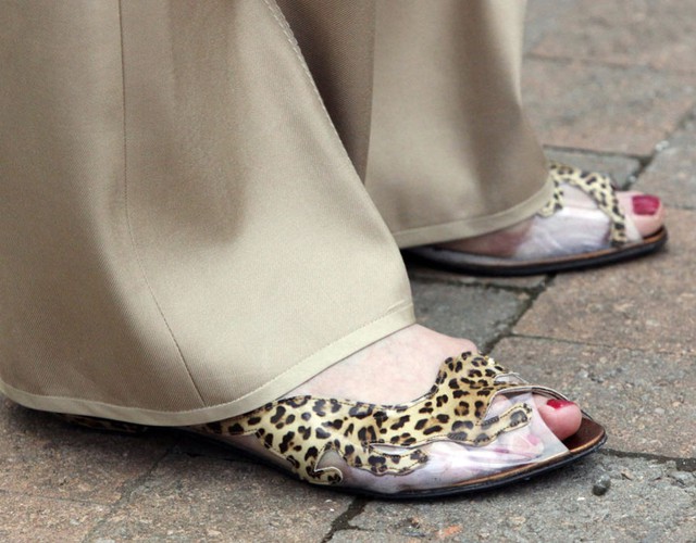 
Bà khoe đôi giày đặc biệt trong khi chờ đợi nhà lãnh đạo của Đảng Bảo thủ - David Cameron - tại diễn đàn mùa xuân ngày 26/4/2009.
