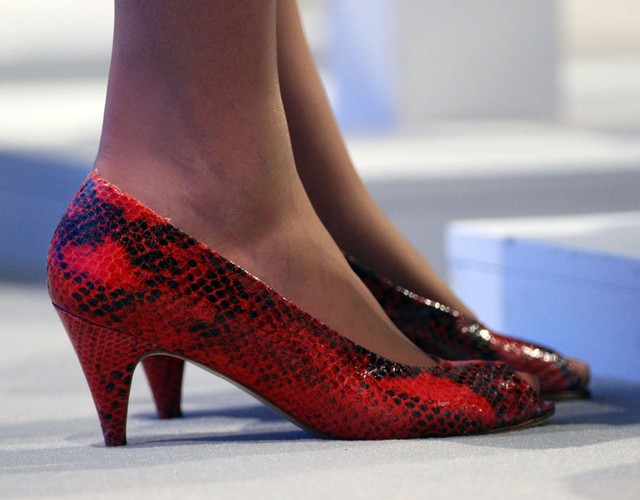 
Đôi giày da màu đỏ đầy ấn tượng của cựu Bộ trưởng bộ Ngoại giao Theresa May khi cùng đoàn đại biểu tham dự Hội nghị Đảng Bảo thủ ngày 5/10/2009.
