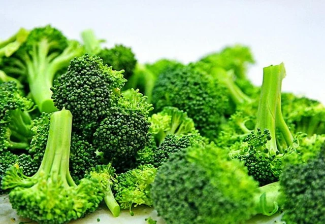 
Bông cải xanh rất giàu vitamin K giúp tăng cường chức năng nhận thức và nâng cao trí tuệ. Đặc biệt, bông cải xanh chứa glucosinolate, có thể làm chậm sự phân hủy của chất truyền thần kinh – acetylcholine, giúp cải thiện trí nhớ. Mức độ acetylcholine thấp có liên quan tới bệnh Alzheimer.
