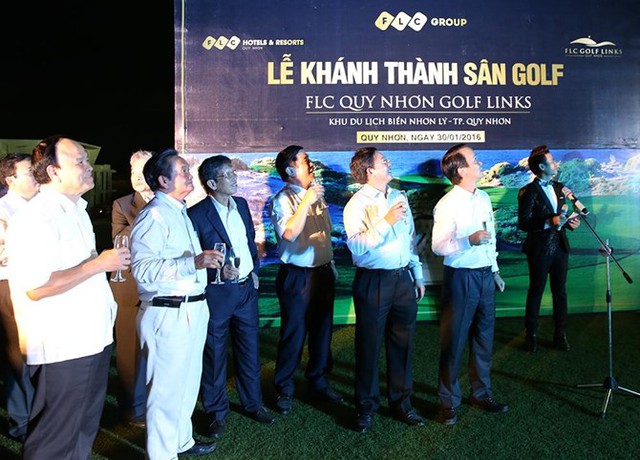 Các vị lãnh đạo, nguyên lãnh đạo tỉnh Bình Định cùng chúc mừng sự ra mắt sân golf đầu tiên của tỉnh. 