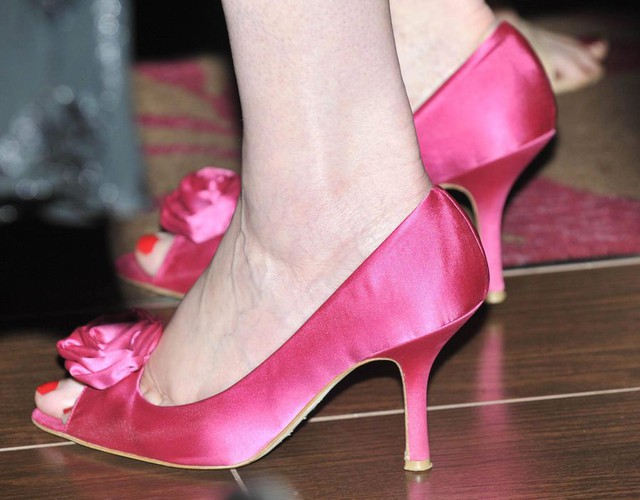 
Năm 2010, nữ Thủ tướng thứ 2 của Anh chọn đôi giày cao gót màu hồng đầy thanh lịch đồng hành cùng mình.
