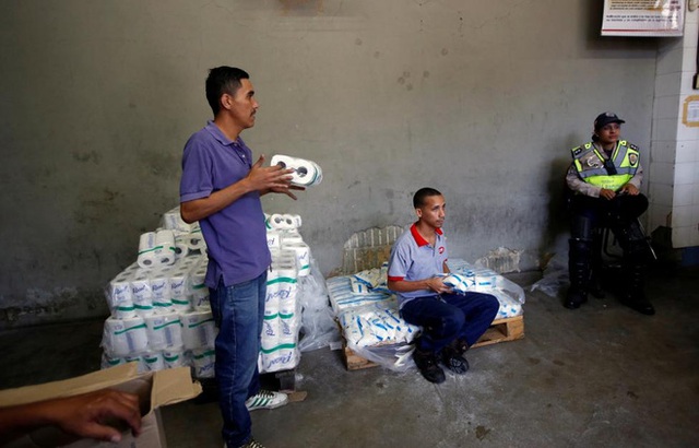 Nhân viên một siêu thị ở Caracas đang kiểm hàng - Ảnh: Reuters.