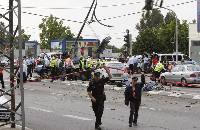 
Cảnh sát Israel giải cứu người bị nạn sau khi một chiếc xe tải đâm liên tiếp vào xe buýt và ô tô tại Tel Aviv. Ảnh: AP
