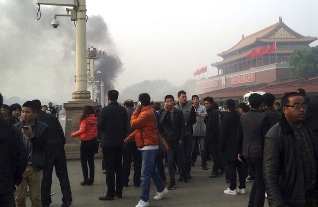 
Người dân bàng hoàng sau vụ tấn công tại Quảng trường Thiên An Môn. Ảnh: Reuters.
