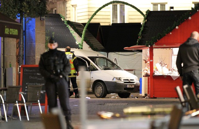 
Quan chức cảnh sát giám sát chiếc xe là tang vật gây ra vụ tấn công vào khu chợ ở Nantes miền Tây nước Pháp. Ảnh: AP
