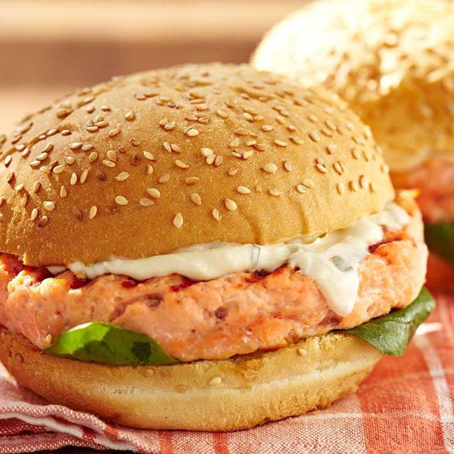 
Burger cá hồi nướng là sự lựa chọn tuyệt vời sau buổi sáng làm việc căng thẳng.
