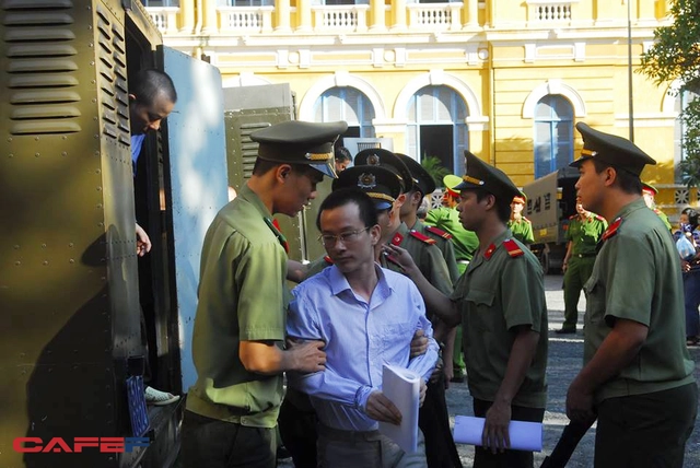 
Bị cáo Mai Hữu Khương (SN 1983, trú tại phường 13, quận Bình Thạnh, TP HCM), nguyên thành viên HĐQT, nguyên Giám đốc Ngân hàng Xây dựng Chi nhánh Sài Gòn, bị truy tố về tội Cố ý làm trái quy định của Nhà nước về quản lý kinh tế gây hậu quả nghiêm trọng và Vi phạm quy định về cho vay trong hoạt động của các tổ chức tín dụng theo quy định tại khoản 3 Điều 165 và khoản 3 Điều 179 Bộ luật Hình sự.
