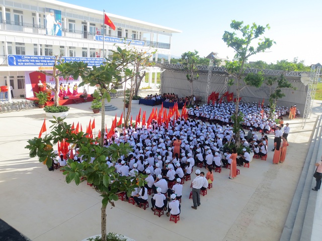 
Lễ khai giảng của trường THCS Đàm Quang Trung tại khu A.
