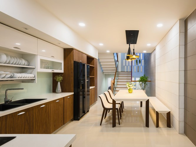 Căn bếp được thiết kế hiện đại với bộ bàn ăn trắng làm điểm nhấn cho ngôi nhà.