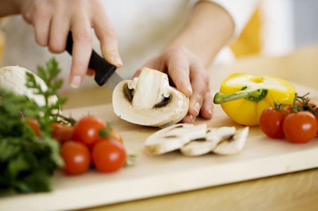 
Nấu nướng tại nhà giúp bạn kiểm soát và chọn lọc những thực phẩm tốt để nạp vào cơ thể.
