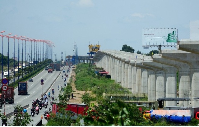 
Hàng trụ cột chạy dài dọc Xa lộ Hà Nội đã hoàn thành 100% tiến độ, đang bước vào giai đoạn đút dầm.
