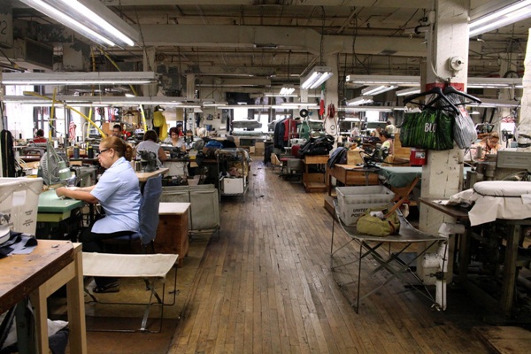 [Inside Factory] Bên trong xưởng may vest cho những quý ông quyền lực nhất nước Mỹ