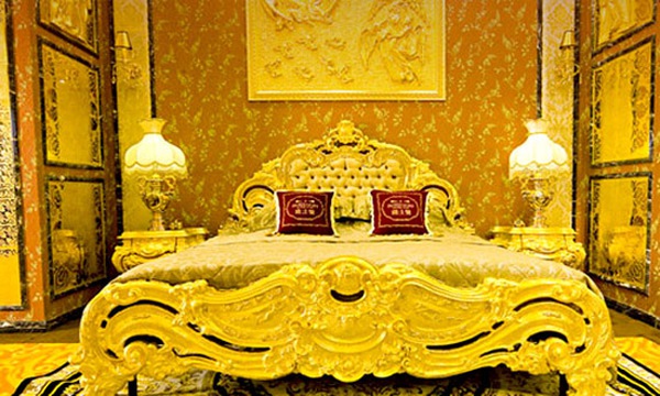 Mốt chơi giường ghế dát vàng ở Sài Gòn