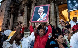 Tổng thống Venezuela "vật lộn giành sự sống"