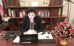 Bàn làm việc tràn ngập đồ công nghệ cao của nữ thủ tướng Thái Lan